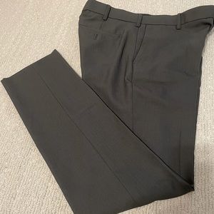 Men’s 30x32 Van Heusen charcoal Traveler pants. Slim Fit.